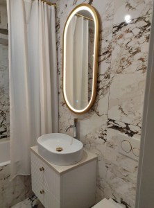Овальное зеркало капсула в раме цвет латунь с подсветкой в ванную